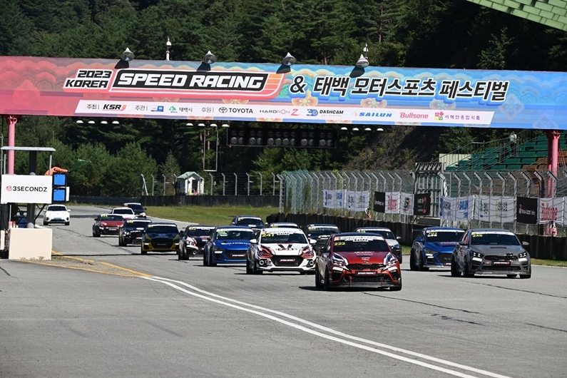 지난 10일 강원 태백시 태백스피드웨이에서 코리아스피드레이싱 4라운드와 태백 모터스포츠 패스티벌 GT-300 및 GT-200 통합전이 열렸다. (출처 : 헬로티)