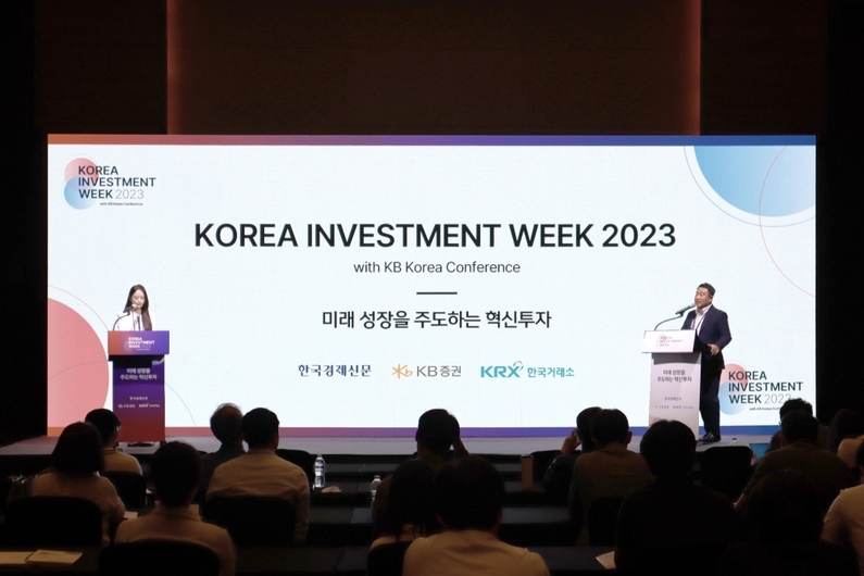 이노그리드 김명진 대표가 지난 12일 개최된 ‘코리아 인베스트먼트 위크 2023’에서 발표를 진행하고 있다. 