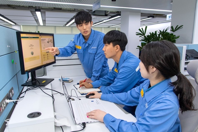 포스코가 챗GPT에 사내 지식정보를 접목시킨 P-GPT 서비스 운영을 시작했다. 사진은 P-GPT가 구동되고 있는 모습. (출처: 포스코)