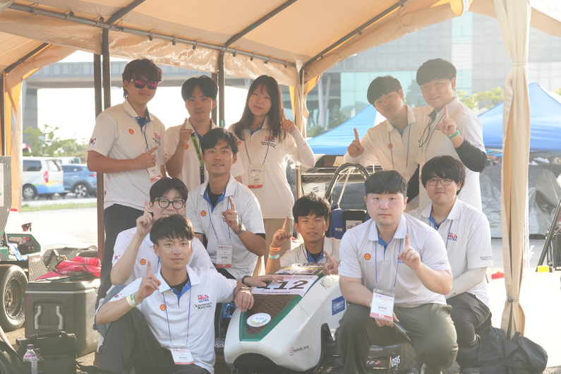 2023 KSAE 대학생 자작자동차대회 Formula 부분에서 1등 최우수상(산업부장관상)을 수상한 국민대학교 KOOKMIN RACING KF-23팀 (출처 : 헥사곤)