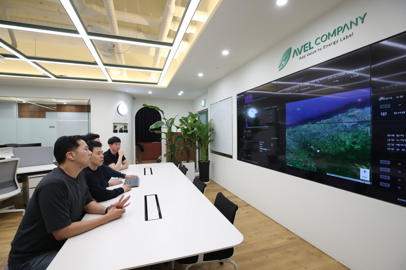 LG에너지솔루션 AVEL 임직원들이 제주도 사무실에서 재생에너지 발전량 예측 모니터링을 하고 있다. (출처 : LG에너지솔루션) 