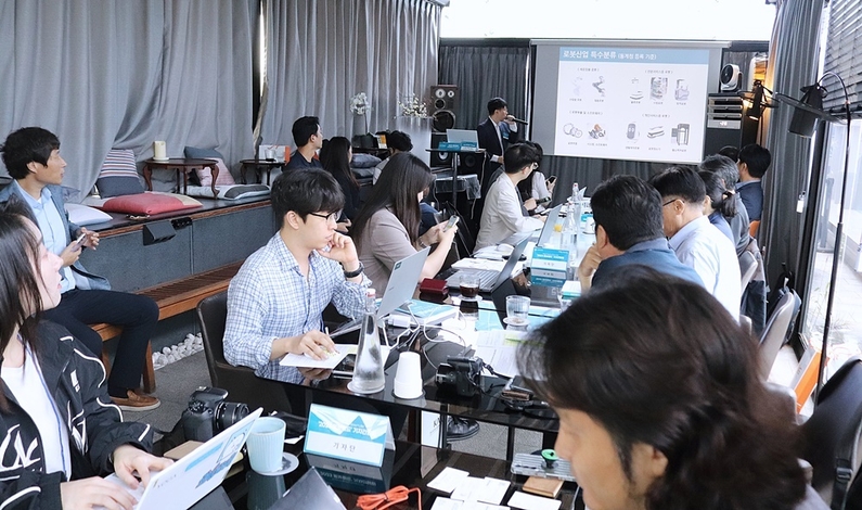 로봇산업 인사이트를 제시하는 2023 로보월드 프리뷰 기자간담회가 이달 21일 서울 스페이스 오(Space O)에서 개최됐다. (출처 : 헬로티)