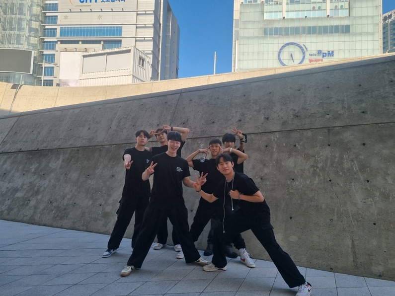 장안대학교 스타일리스트과 ‘2024 S/S 패션 서울패션위크’ 진행요원으로 참여한 학생들. (출처 : 장안대학교 스타일리스트과)