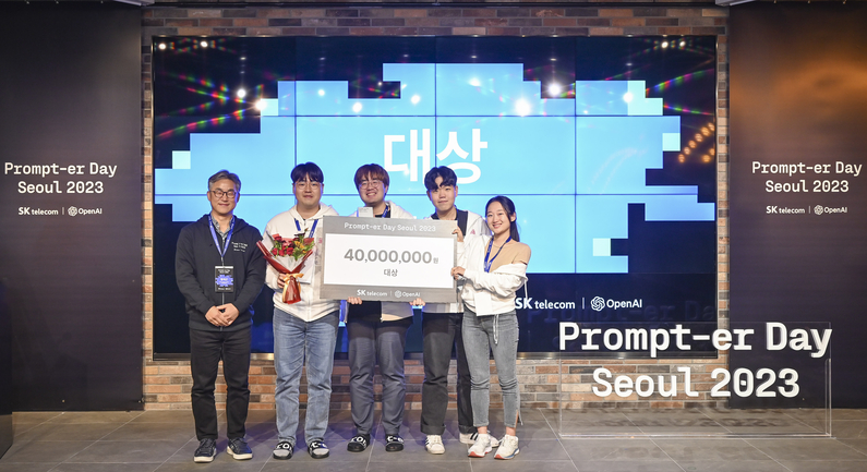 SKT 정석근 글로벌/AITech 사업부장(왼쪽)과 대상 수상팀 '선천적프롬프터들' (출처 : SKT)