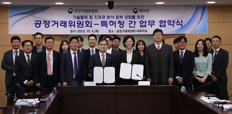 사진은 특허청과 공정거래위원회가 업무 협약식 후 기념 쵤영하고 있는 모습. (제공: 특허청)