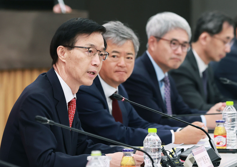 제1차 민관합동 수출확대 대책회의에서 방문규 산업통상자원부 장관이 발언하고 있다. (출처 : 산업통상자원부)