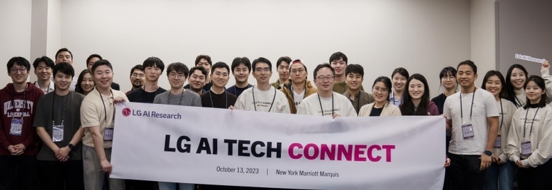 지난 13일(현지시간) 미국 뉴욕에서 열린 'LG AI 테크 커넥트' 참가자들이 사진 촬영을 하고 있다. (출처: LG)
