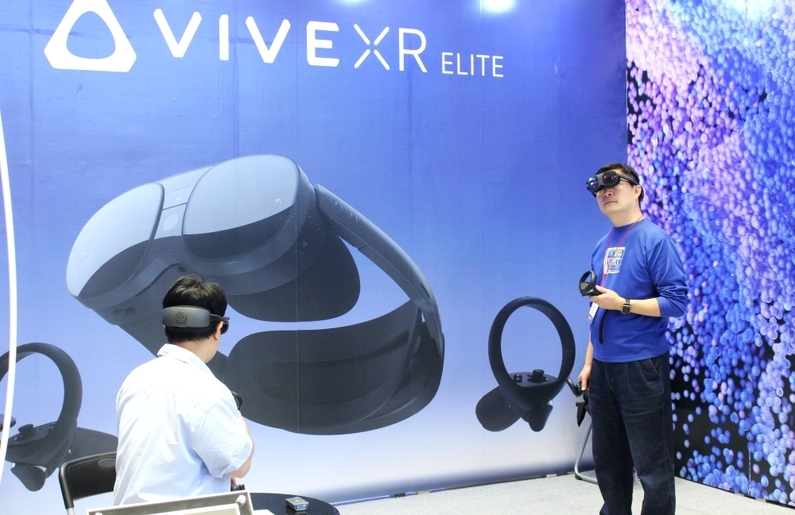 HTC 담당자가 VIVE XR 엘리트를 착용하고 있다. (출처 : 헬로티)