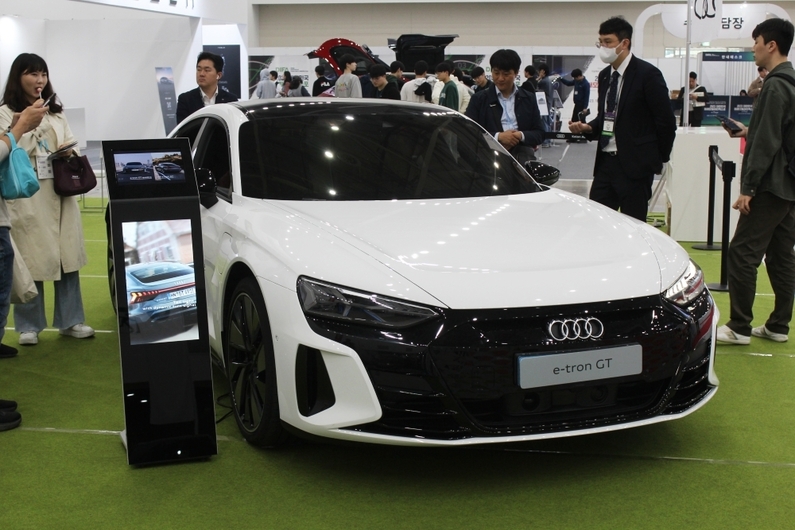 아우디 e-tron GT (출처 : 헬로티)