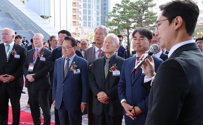 이성권 부산광역시 경제부시장, 이승렬 산업통상자원부 산업정책실장, 안병길 국회의원 등 주요 내빈이 전시회 개막식에 참석했다. (출처 : 헬로티)