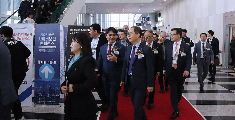 KORMARINE 2023 전시회 VIP가 벡스코 2전시장에서 1전시장으로 이동 중이다. (출처 : 헬로티)