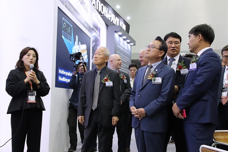 참가기업에 대한 소개를 받고 있는 KORMARINE 2023 전시회 주요 인사 (출처 : 헬로티)