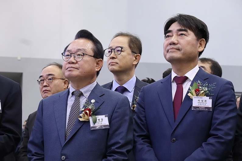 (왼쪽부터) 안병길 국회원원과 이성권 부산광역시 경제부시장이 특별관에 있는 참가업체 관계자의 설명을 청취하고 있다. (출처 : 헬로티)