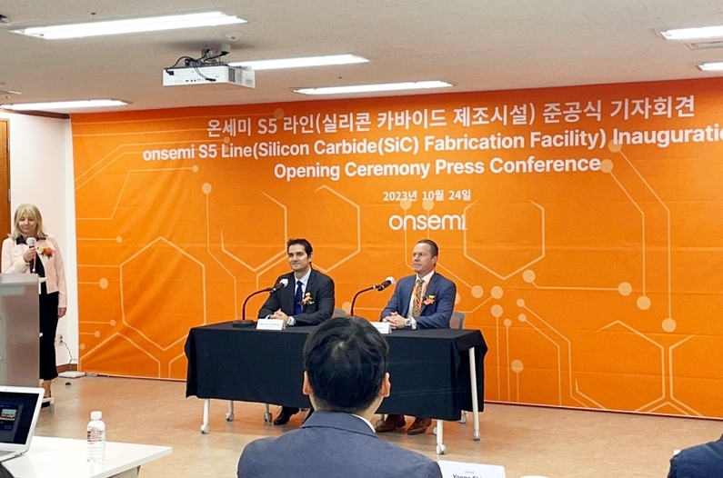 (왼쪽부터) 온세미 하산 엘 코우리 CEO, 온세미 파워 솔루션 그룹 부사장 겸 총괄 책임자 사이먼 키튼