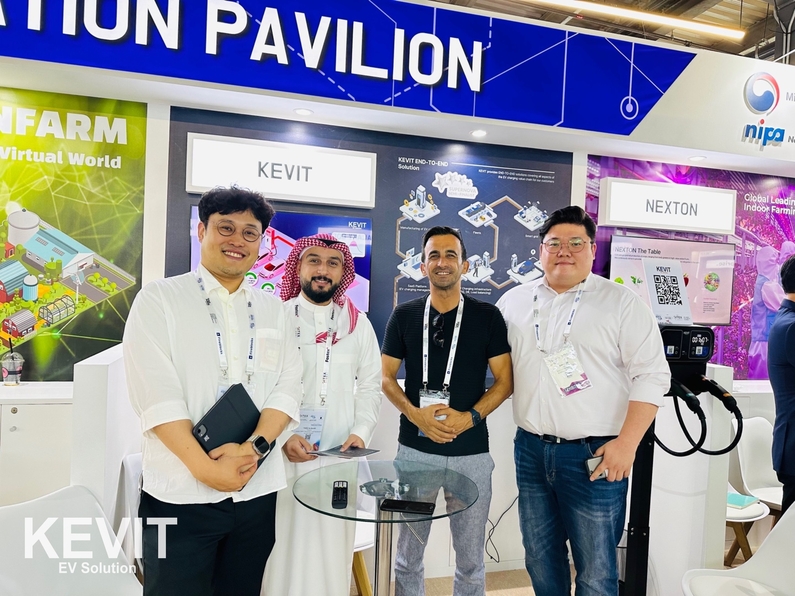 (왼쪽부터) 오세영 대표, 사우디 및 UAE 기업 관계자, 이상일 책임이 기념촬영을 하고 있다. (출처 : KEVIT)