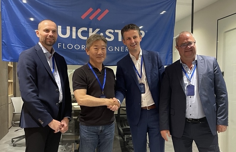 퀵스텝(Quick-step) 임원들과 촬영 모습. 왼쪽부터 Evert 부사장, Ruben 사장, 권혁태 대표이사, Tomas 부사장. (제공 : 신명마루)