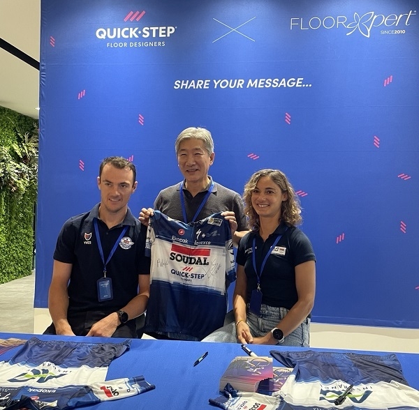 퀵스텝(Quick-step) 사이클링팀의 사인회 모습. 왼쪽부터 Yves Lampaert 선수, 권혁태 대표이사, Ashleigh Moolman-Pasio 선수. (제공 : 신명마루)