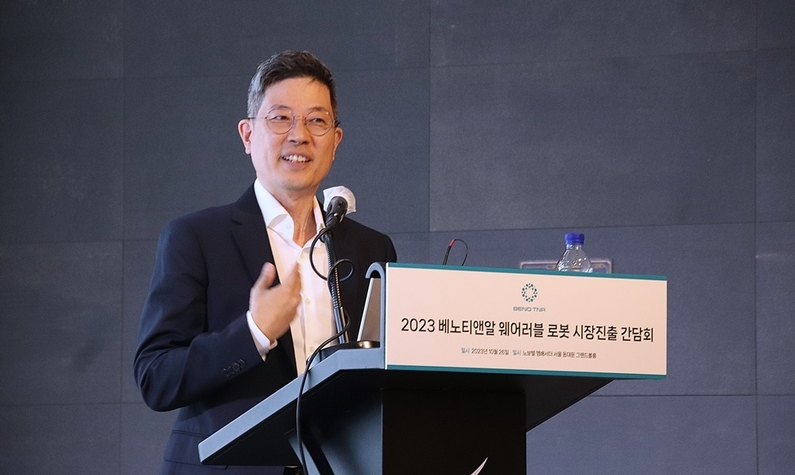 박정욱 COO는 사용자 맞춤 설계, 독립적 사용, 핸즈프리 등 특징을 담은 엑소모션을 설명하고 있다. (출처 : 헬로티)