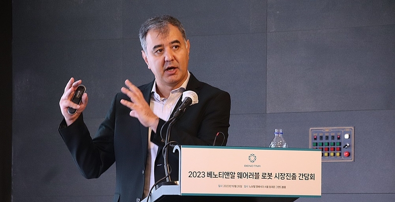 대한민국 축구 국가대표 손흥민 선수를 빗대어 엑소모션의 주요 가동 특징을 설명하는 시아막 아르잔푸어 휴먼인모션로보틱스 CEO (출처 : 헬로티)