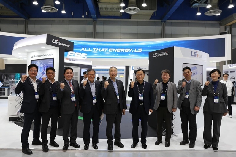 지난 3월 '인터배터리 2023' 전시회에서 LS홍보관을 방문한 LS그룹 구자은 회장을 비롯한 경영진. 사진 왼쪽 네 번째부터 LS MnM 도석구 부회장, LS그룹 구자은 회장, ㈜LS 명노현 부회장, 안원형 사장 (출처: LS MnM)