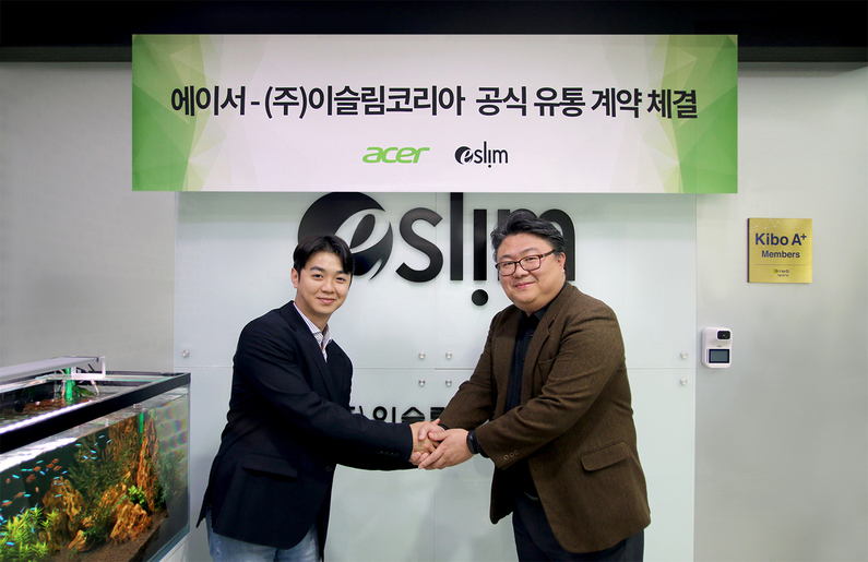 웨인 니엔 에이서 코리아 대표(왼쪽)와 신원식 이슬림코리아 영상사업부장이 기념촬영을 하고 있다. (출처 : 에이서)