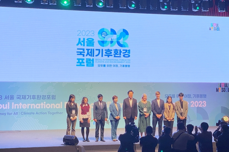 31일 서울특별시청에서 열린 2023 서울국제기후환경포럼에서 오세훈 서울시장과 기후 담화 세션의 패널들이 기념 사진을 촬영하고 있다. (사진 : 헬로티)