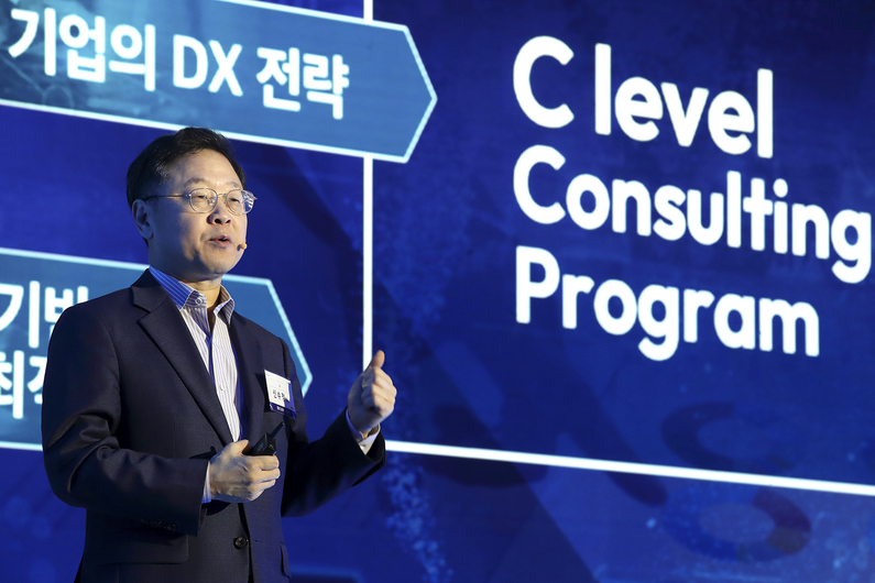 KT Enterprise부문장 신수정 부사장이 '고객의 통신, 클라우드, AI Transformation 파트너'를 주제로 노트 발표를 하고 있다. (출처 : KT)