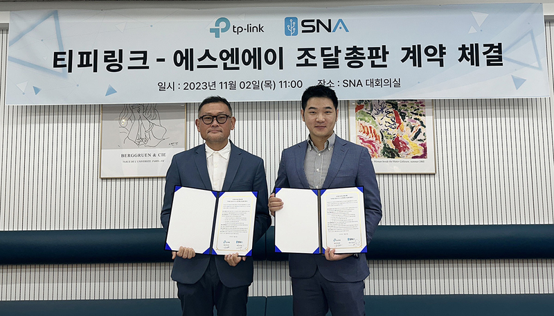 왼쪽부터 에스엔에이 이원호 대표와 티피링크 레븐 장(Revon Zhang) 한국지사장이 파트너십 체결 후, 기념촬영을 하고 있다. (출처: 에스엔에이)