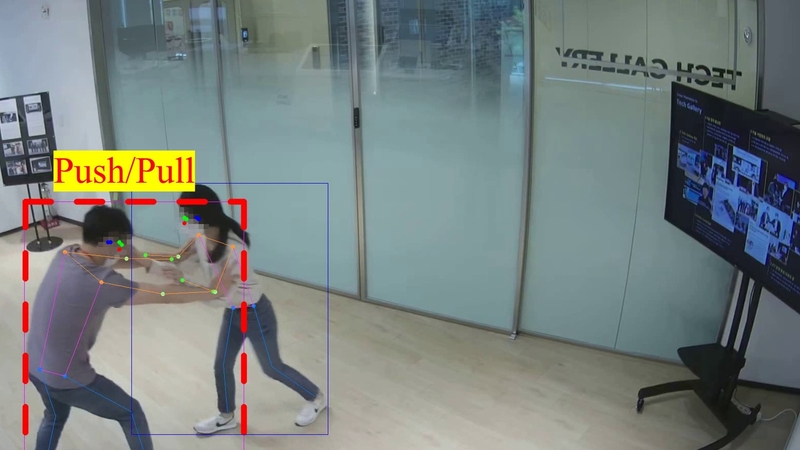 연구원이 CCTV 앞에서 밀고 당기는 모습을 AI가 인지한 화면 (출처 : SK텔레콤)