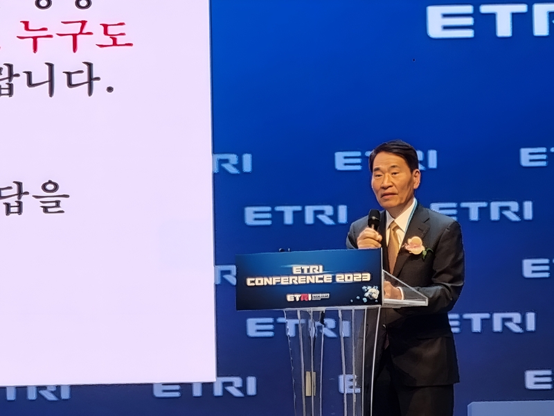 기조 강연을 발표하고 있는 한양대학교 권오경 교수 모습 (사진: 헬로티)
