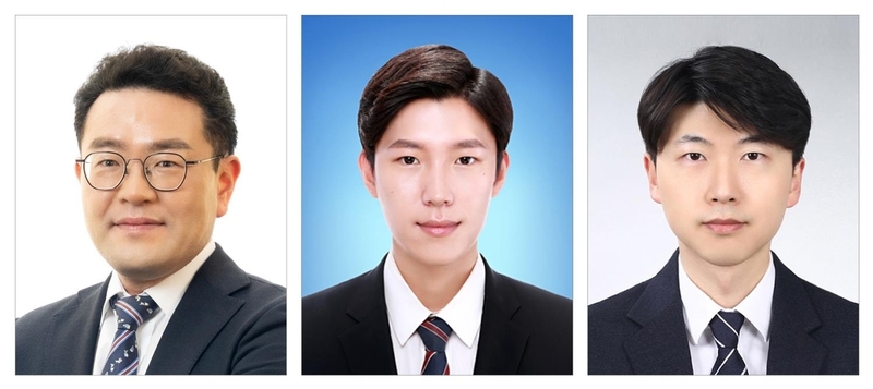 (왼쪽부터)권순용 교수, 제1저자 한주형 연구원, 제1저자 석시현 연구원 (출처 : 울산과학기술원)
