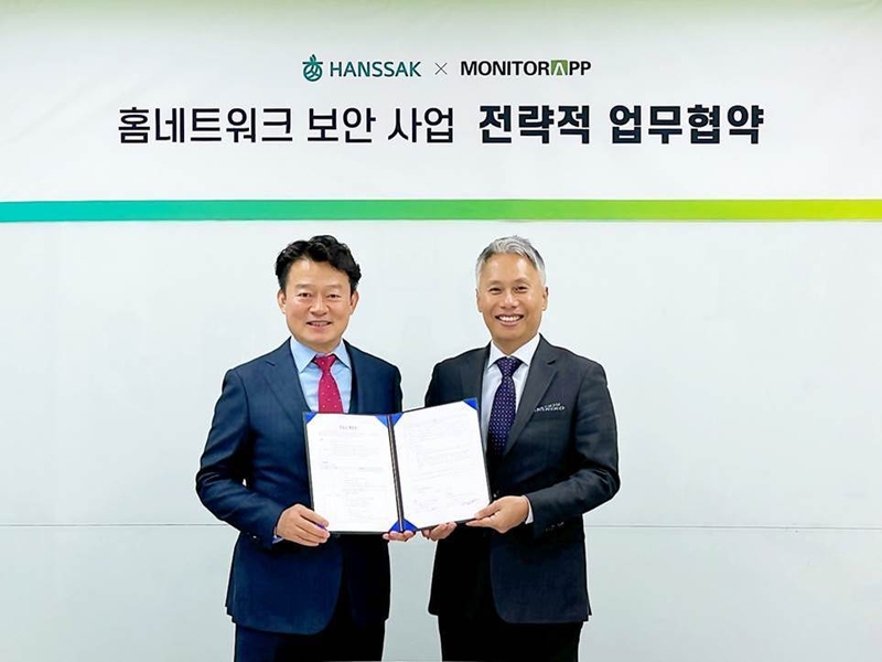 이주도 한싹 대표이사와 이광후 모니터랩 대표이사가 홈네트워크 보안 사업 전략적 업무협약식 체결 후 기념사진을 촬영하고 있다. (출처: 한싹)