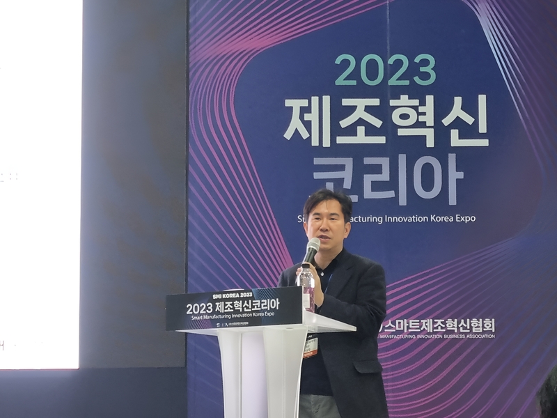 컨퍼런스에서 발표하고 있는 LG유플러스 이상일 팀장 모습 (사진: 헬로티)