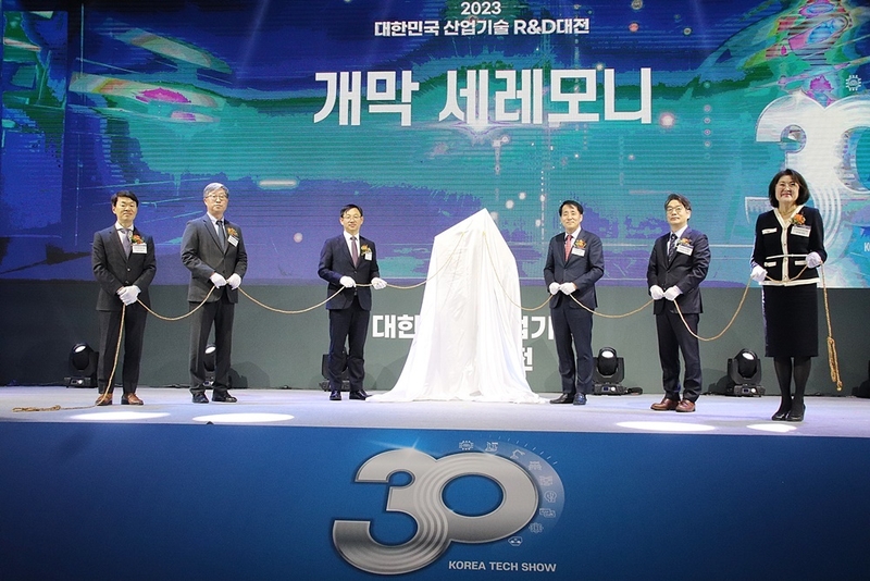 (왼쪽부터) 나승식 한국자동차연구원장, 이성주 한국에너지기술평가원 에너지정책본부장, 전윤종 한국산업기술기획평가원 원장, 장영진 산업통상자원부 제1차관, 이찬영 한국산업기술진흥원 부원장, 성미영 한국여성공학기술인협회장이 개막 세리머니 기념 촬영 중이다. (출처 : 헬로티)
