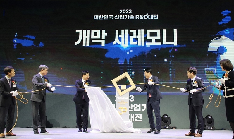 (왼쪽부터) 나승식 한국자동차연구원장, 이성주 한국에너지기술평가원 에너지정책본부장, 전윤종 한국산업기술기획평가원 원장, 장영진 산업통상자원부 제1차관, 이찬영 한국산업기술진흥원 부원장, 성미영 한국여성공학기술인협회장이 '대한민국 산업기술 R&D 대전' 개최 30주년 기념 조형물을 공개하고 있다. (출처 : 헬로티)