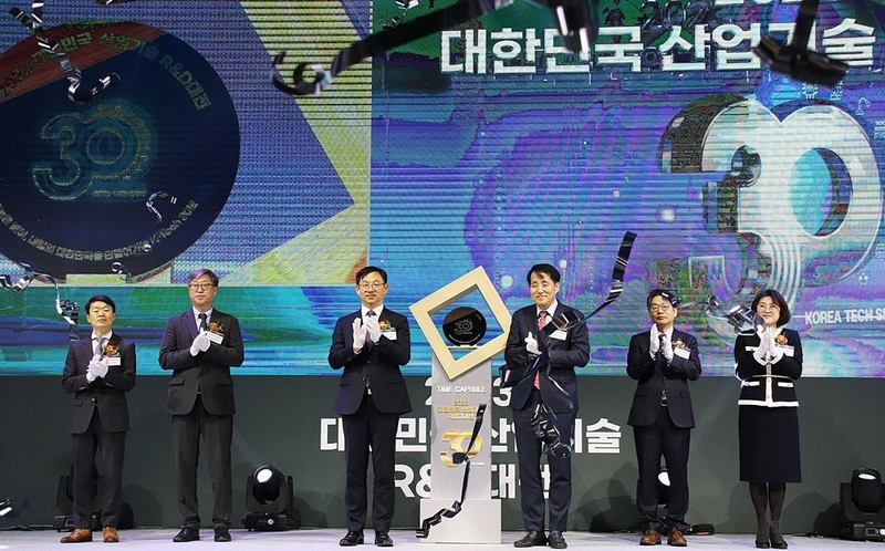 (왼쪽부터) 나승식 한국자동차연구원장, 이성주 한국에너지기술평가원 에너지정책본부장, 전윤종 한국산업기술기획평가원 원장, 장영진 산업통상자원부 제1차관, 이찬영 한국산업기술진흥원 부원장, 성미영 한국여성공학기술인협회장이 '2023 대한민국 산업기술 R&D 대전'의 출발을 알렸다. (출처 : 헬로티)