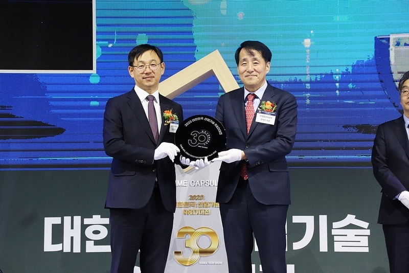 대한민국 산업기술 R&D대전 30주년 기념패를 들고 기념하는 전윤종 한국산업기술기획평가원 원장(좌), 장영진 산업통상자원부 제1차관(우) (출처 : 헬로티)
