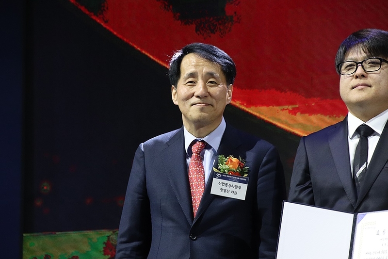 '대한민국 기술대상' 시상식에서 R&D 분야 관계자를 격려하는 장영진 산업통상자원부 제1차관(좌) (출처 : 헬로티)