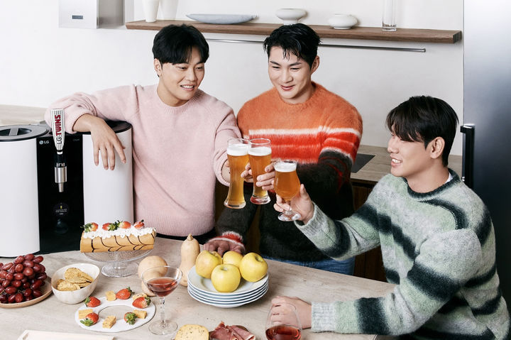 (왼쪽부터) LG트윈스 김윤식, 오지환, 홍창기 선수와 LG홈브루가 함께하는 홈파티 화보 이미지 (출처 : LG전자)