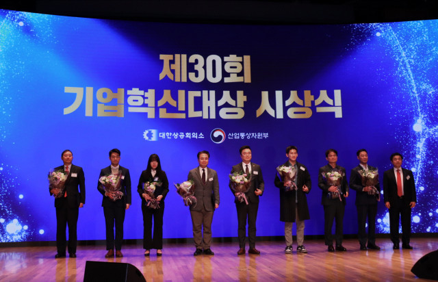 왼쪽 두 번째 두핸즈 박찬재 대표 (출처: 두핸즈)