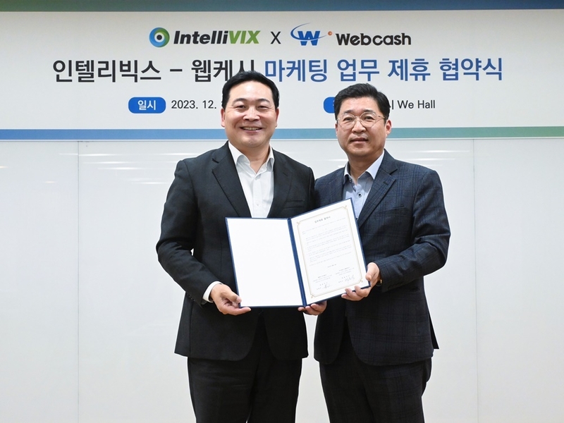 최은수 인텔리빅스 대표이사(좌)와 강원주 웹케시 대표이사(우)가 업무협약 기념촬영을 하고 있다.