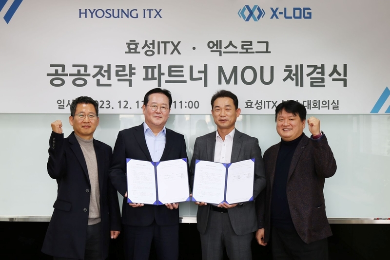(왼쪽부터)효성ITX 김진민 팀장, 박병한 IT본부장, 엑스로그 장석주 대표, 이진성 상무 (출처 : 엑스로그)