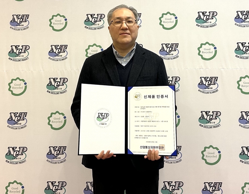 장정훈 인텔리빅스 공동 대표이사가 NEP 인증 수여 기념촬영 중이다. (출처 : 인텔리빅스)