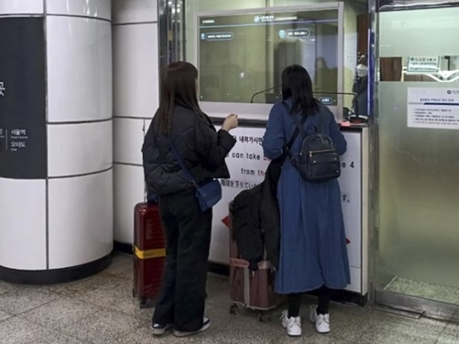 외국인 관광객이 외국어 동시 대화 시스템을 활용 중이다. (출처 : 코난테크놀로지)