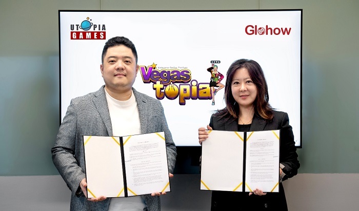 유토피아게임즈 박준영 대표(왼쪽)와 글로하우 김현진 대표가 계약 체결 후 기념 촬영을 하고 있다. (제공: 유토피아게임즈)