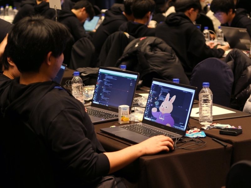 전북 소프트웨어 인공지능 챌린지에 참여 중인 참가 학생들의 모습 (출처 : 엘리스그룹)