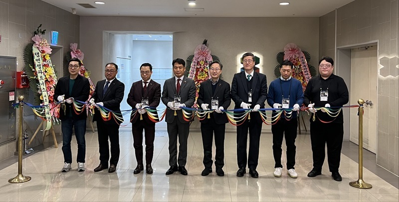 한국산업단지공단은 20일 서울 금천구 현대시티아울렛 6층에서 서울디지털산단 입주기업과 창업기업 간 협업의 거점 역할을 수행할‘KICXUP 서울’ 개소식을 개최했다.(사진 왼쪽에서부터 박재현 탭엔젤파트너스 대표, 박병관 (사)한국산업단지경영자연합회서울 회장, 김기원 (사)한국산업단지경영자연합회 회장, 이상훈 한국산업단지공단 이사장, 유성훈 금천구청장, 최원목 신용보증기금 이사장, 이승민 폴라리스오피스 이사, 김민준 랭코드 대표) (출처: 한국산업단지공단)