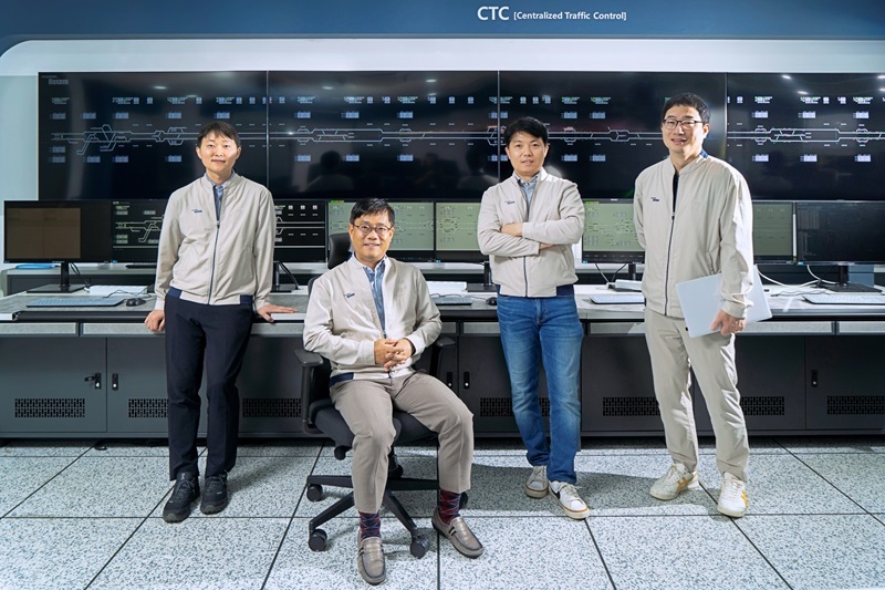 KTCS-2 열차제어시스템 개발로 IR52 장영실상을 수상한 현대로템 신호제어연구팀. 김경식 팀장(왼쪽에서 두 번째)과 조성민 책임연구원(왼쪽 첫번째), 강성원 책임연구원(왼쪽 세번째), 김봉수 책임연구원(왼쪽 네번째) (출처: 현대로템)