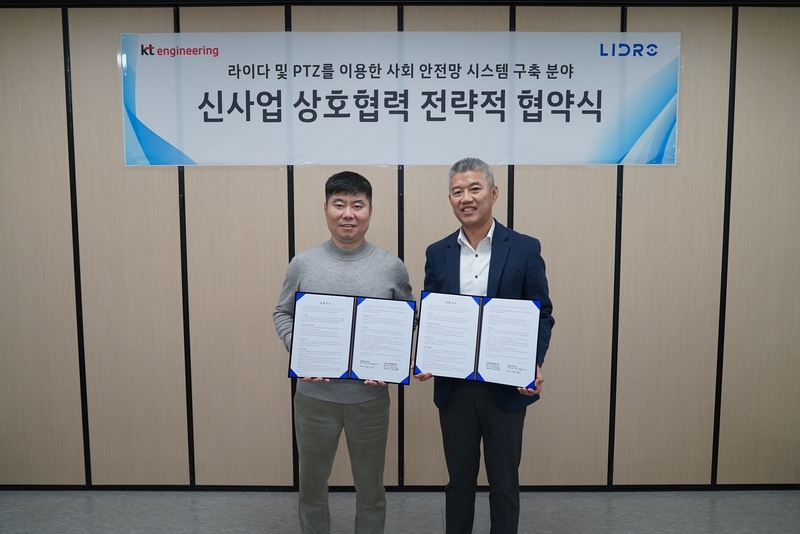 KT엔지니어링 사업부문 유창규 전무(오른쪽)와 라이드로 문명일 대표이사(왼쪽)가 MOU 체결 후 기념촬영을 하고 있다. (출처: KT엔지니어링)