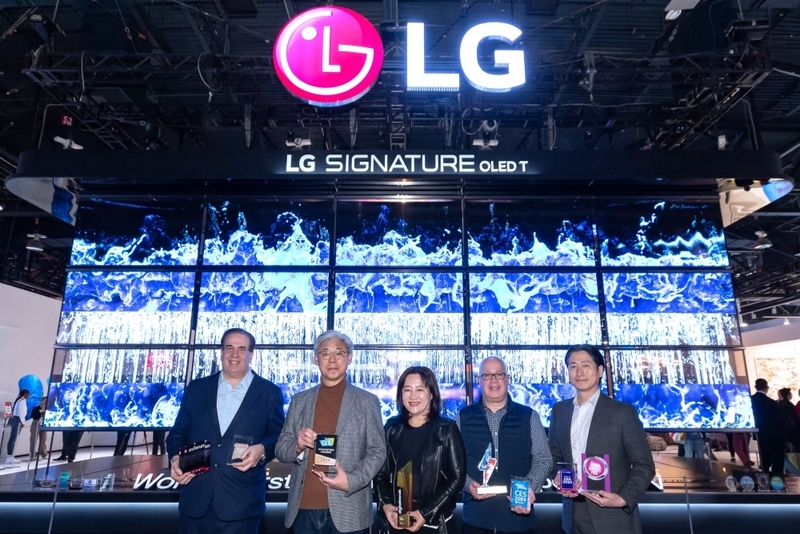 'LG 시그니처 올레드 T'가 CES 2024의 공식 어워드에서 TV 제품으로는 유일하게 '최고상(The Best of CES 2024)'을 수상했다. 